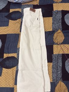 White denim jeans with knee cuts style