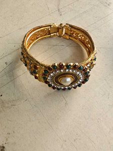 Gold-toned Bangle with Pearl