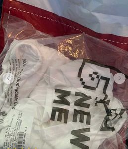 "Free" Bow Chain And White Off-the-Shoulder