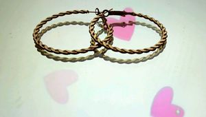 Elegant Twisted Hoop Earrings – Gold Tone🎗🎀