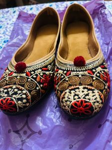 Embroidered Juttis