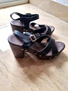 Black Criss-Cross Strap Sandals