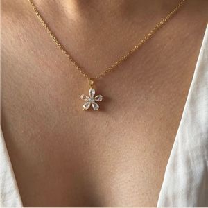 Gold Flower Pendant Necklace