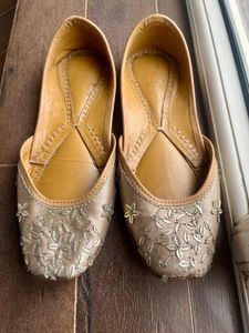 Silver Embellished Juttis