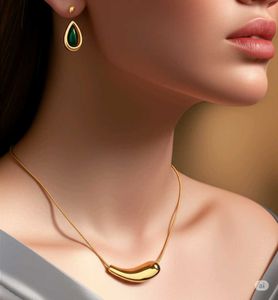Gold Teardrop Pendant Necklace
