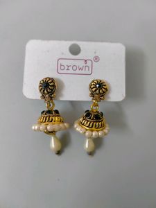 Jhumka, dark green stones and white pearls.