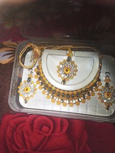 Elegant Yellow Bead Jewelry Set