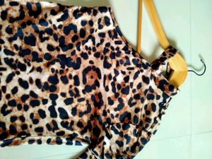 ANIMAL PRINT ONE SHOULDER CROP TOP