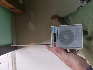 Vintage Portable Radio -{ not working}