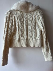 cable-knit sweater with a faux fur collar