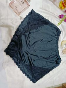 🇳🇿💫💗 Black Lace Trimmed Shorts
