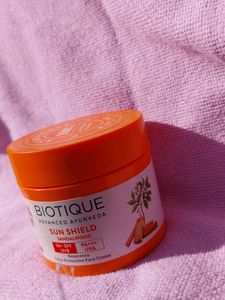 BIOTIQUE Advanced Ayurveda Sandalwood Suncreen