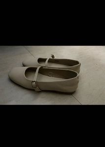 Elegant Cream Ballerinas