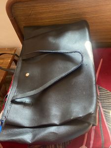 Get Handbag In Black