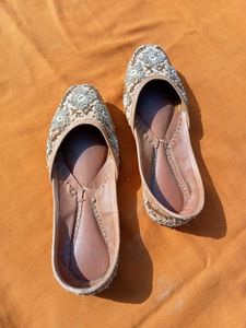 Embroidered Stone  Juttis