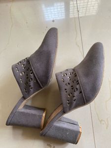 Suede Heels Grey