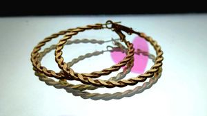 Elegant Twisted Hoop Earrings – Gold Tone🎗🎀