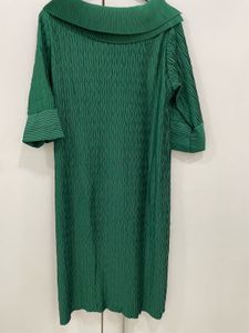 Steal the Spotlight! Emerald Green Midi Dress! 🌟