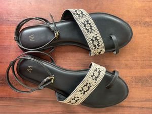 W brand flat footwear