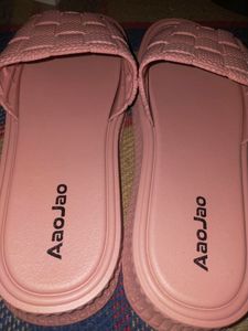 Women&#39;s slippers