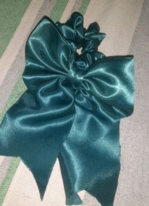 Price Reduced!!Hair Bow with 2 scrunchies