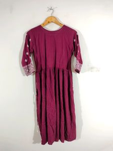 Burgundy Embroidery Kurta (Women&#39;s)