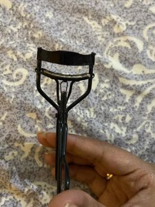 Eyelash curler