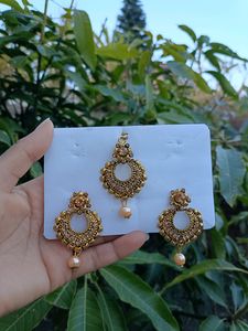 Beautiful Pair Of Earring With Tikka