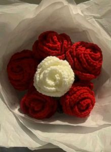 Crochet Rose Bouquet (2red 1 offwhite ros