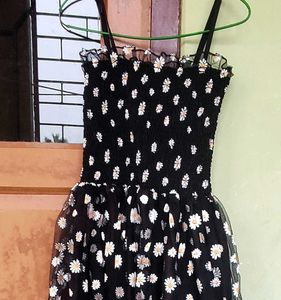 Charming Black Daisy Floral Midi Dress 🥂