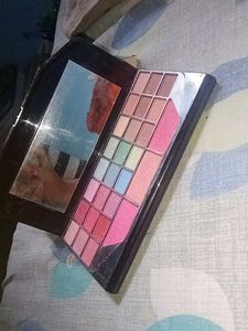 Hii Cutie A Eyeshadow Palette