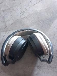 Wireless Bluetooth Headphones In New Condition Not Used As Buyed Earbuds So I Kept It For A Long Time And Its Cushion Is Little Bit Teared As You Can See The Video