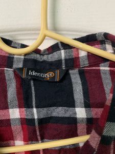 Cold shoulder shirt, checks black and red