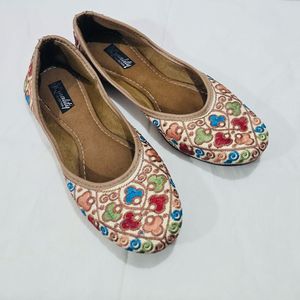 Women Ethnic Mojaris/Shoes
