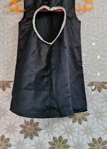 Sleeveless Dress With White Trim Around A Neckline