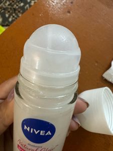Deodorant Roll On  Natural Glow.