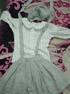 Girl&#39;s Suspender Skirt Outfit