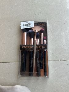 Faces Canada Brush Set