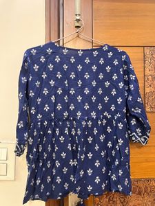 Women&#39;s Blue &amp; White Patterned short Kurti