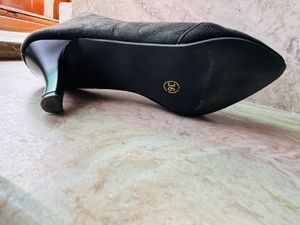 Black Heels Valvet