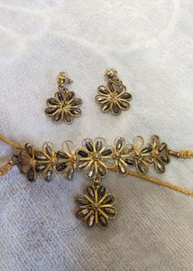 Golden Choker With Earrings