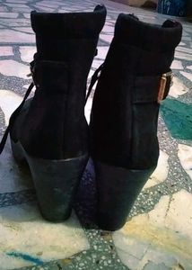 Black Stylish Boots With Design Side Angle Belt