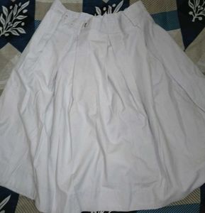 Pleated short white skirt