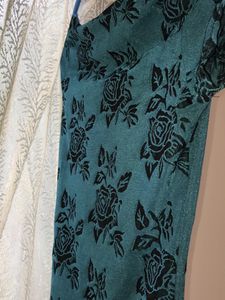 a Beautiful Top with black flower Print Design🌷