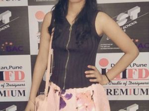 Zipped & Sleeveless Black Top