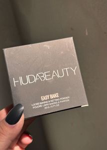 Huda Beauty Easy Bake Setting Powder:-Sugar Cookie