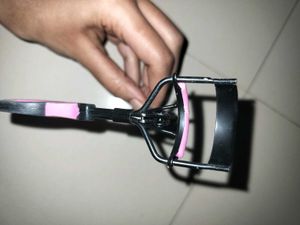 2 Eyelash Curlers & fan