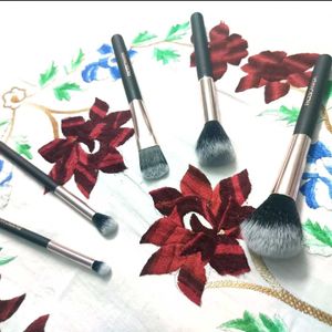 Faces Canada Brush Set