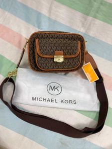 MK BRADSHAW MEDIUMCAMERA CROSS BODY BAG*