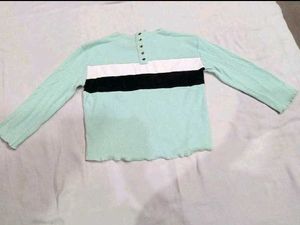 Trendy Top 💌Make Offer ✨